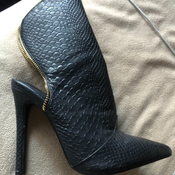 Crock Akira Stylish Heels - Picture 3 of 3